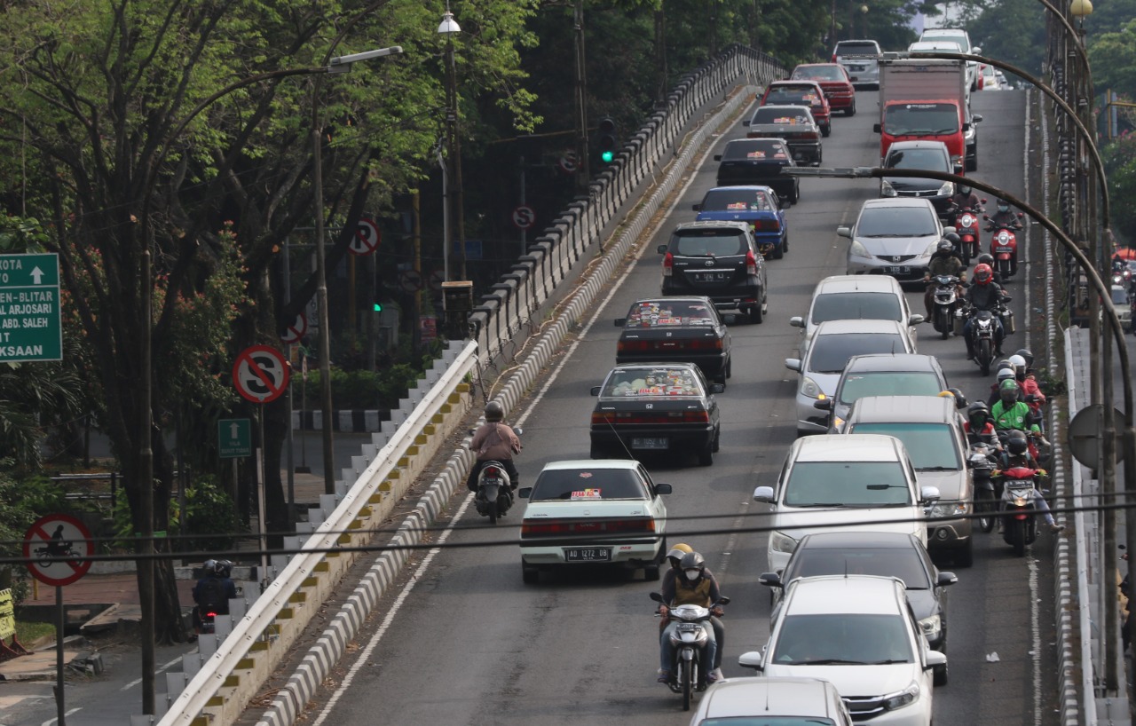 Kepadatan kendaraan di flyover Arjosari, ketika hari libur.  (Darmono/Radar Malang)