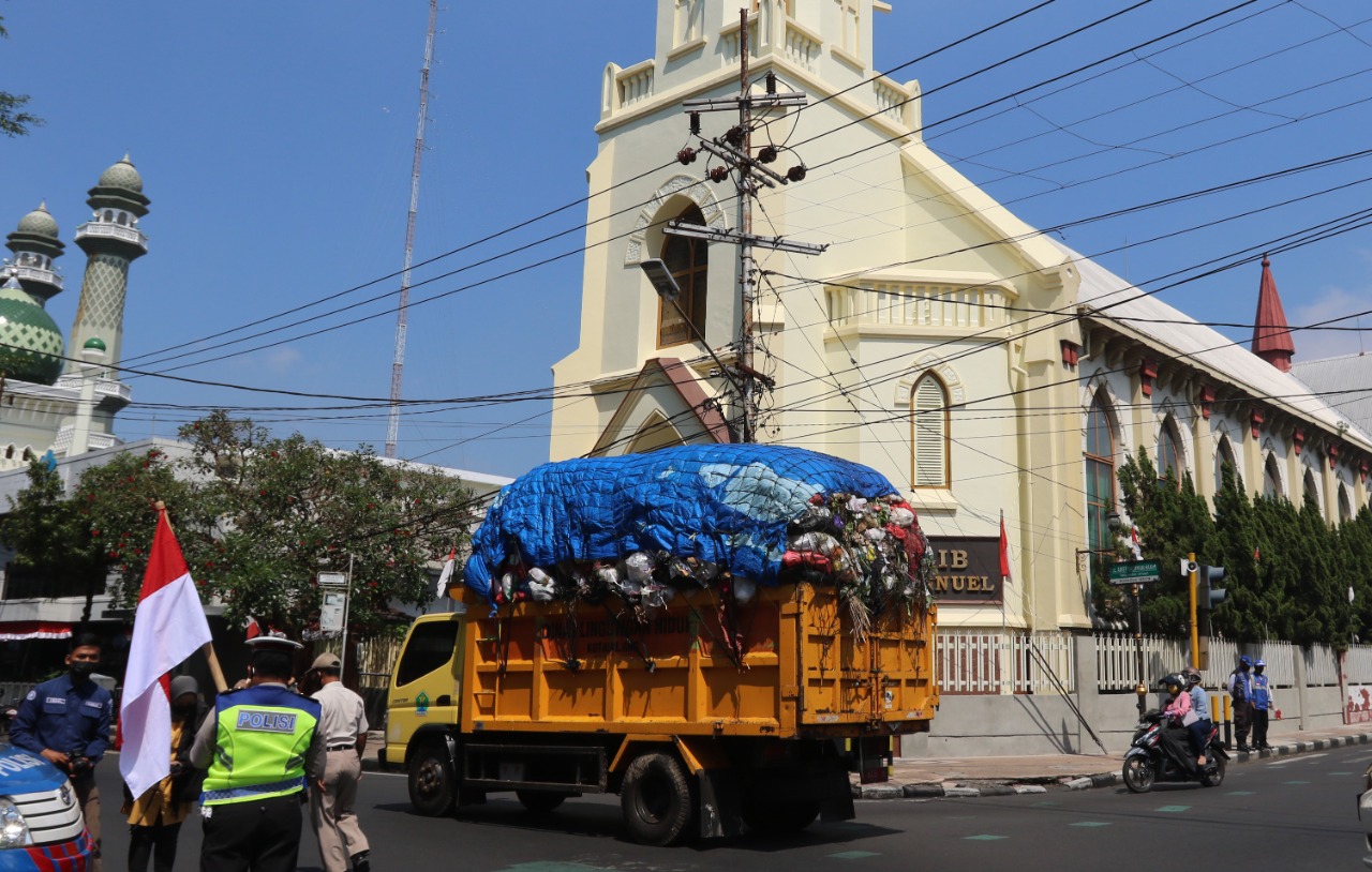 Truk sampah milik DLH Kota Malang melintas di salah satu jalan protokol Kota Malang (ist)