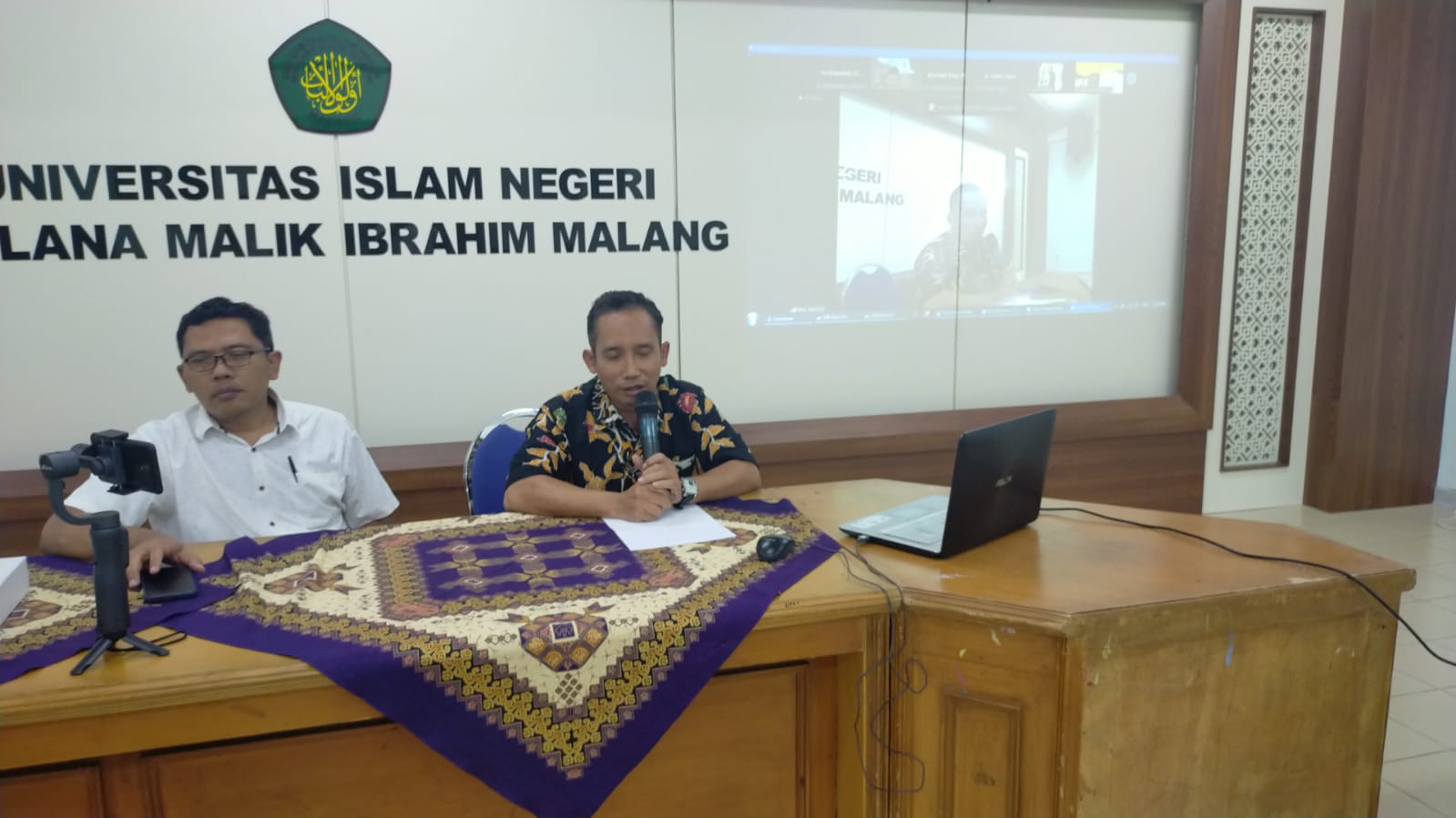 Ketua Pelaksana Tracer Study UIN Maliki Dr Muh Hambali MAg (kanan) (ist)
