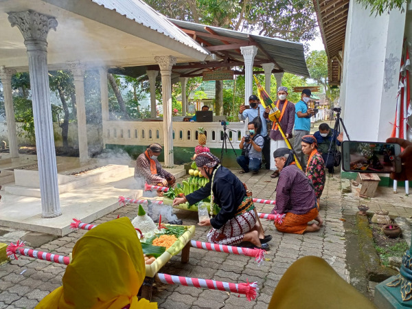 Kirab tumpeng di makam Ki Ageng Gribig (Bayu Suryo/Radar Malang)