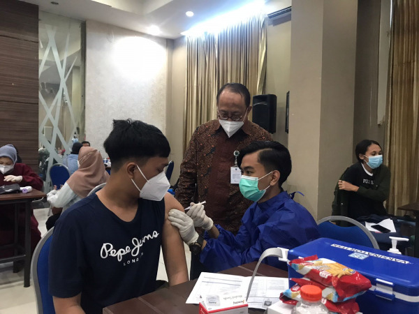 Rektor UWG Dr Agus Tugas Sudjianto ST MT (tiga dari kiri) memantau pelaksaan vaksinasi beberapa waktu lalu.