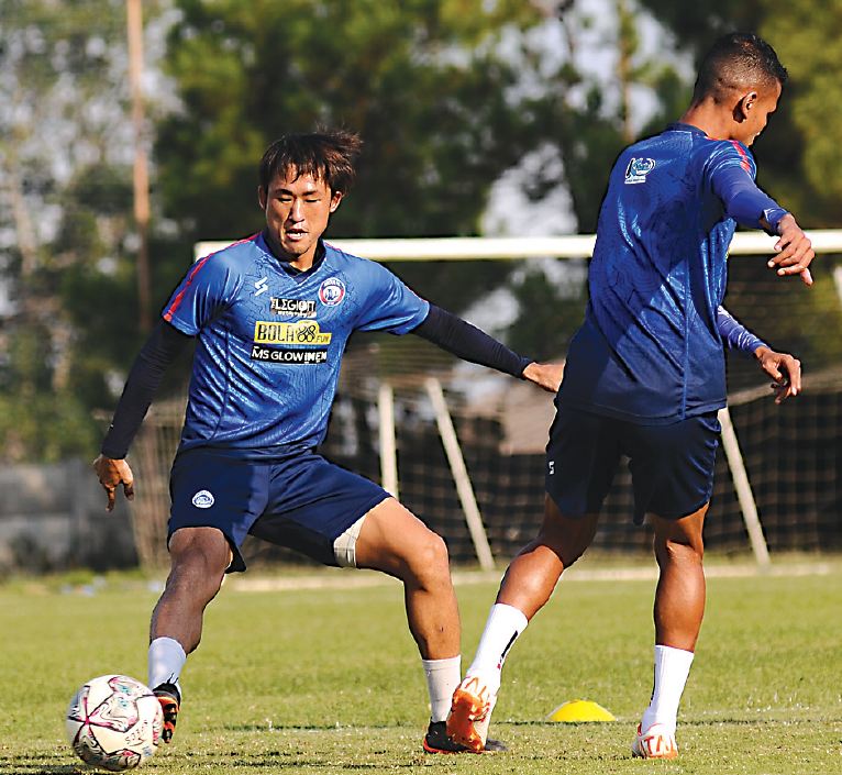 RAJA TACKLE: Renshi Yamaguchi selalu menjadi pilihan utama Arema FC di lini tengah. Dia belum sekalipun absen di pertandingan. (Media Officer Arema FC For Radar Malang)