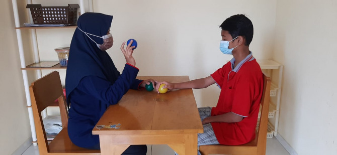 ILUSTRASI:Seorang pengasuh Malang Autism Center (kiri) sedang melakukan aktivitas pembelajaran kepada seorang siswa. (ist)