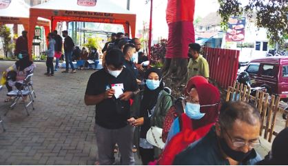 Para pelaku wisata dan seniman Kota Batu antre menerima BLT (Bayu Suryo Kusumo/Radar Malang)