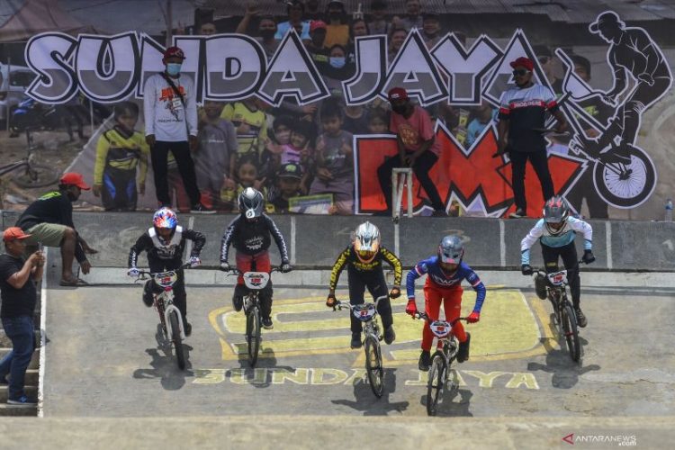 Sejumlah pembalap memacu sepedanya dalam kejuaran BMX latihan bersama (Latber) series 2 Sunda Jaya di Sirkuit HPKP, Pasar Cikurubuk, Kota Tasikmalaya, Jawa Barat, Minggu (3/10/2021). (Jawapos/ist)