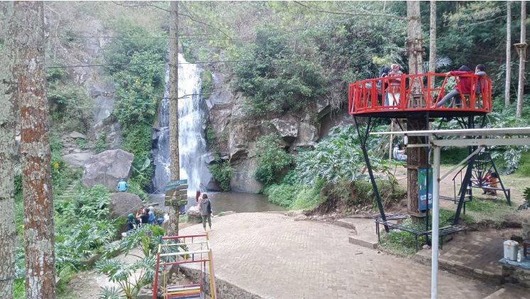 Kawasan wisata Coban Putri di Desa Tlekung, Kecamatan Junrejo, Kota Batu, menawarkan kesegaran dan pemandangan alam yang indah. Banyak wisatawan kerasan berlama-lama di sana. (Bayu Suryo Kusumo/Radar Malang)