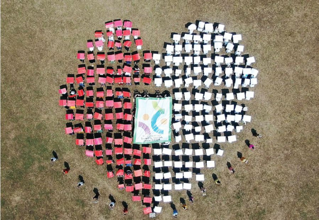 Siswa-siswi MTsN 6 Malang membentuk formasi hati disertai logo Hari Santri Nasional (HSN), kemarin (21/10) (MTSN 6/ist)