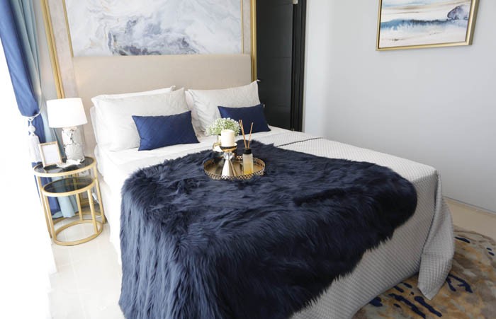 Kamar tidur yang sempit tetap dapat dibuat nyaman. Kuncinya adalah dengan menghindari penempatan furnitur di semua sisi ruangan. (Angger Bondan/Jawa Pos/ist)