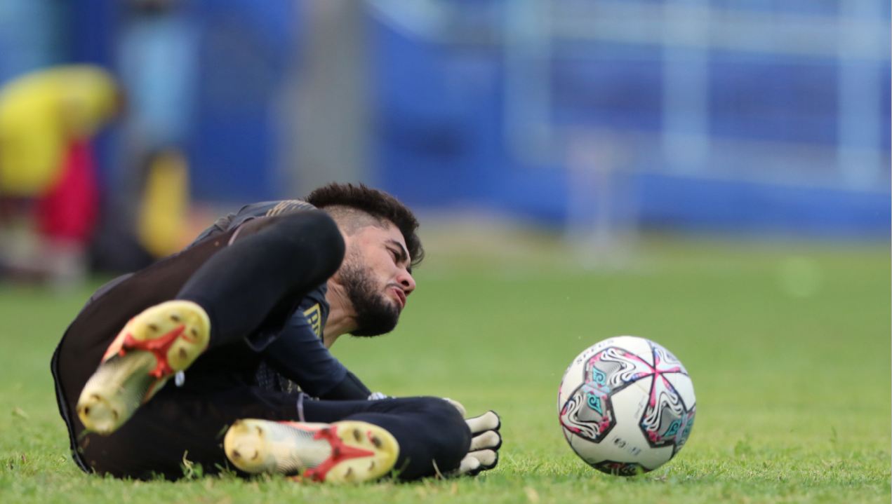 JAGA TREN APIK: Kiper Arema FC Adilson Maringa kembali mencatatkan clean sheet saat bertemu Persib Bandung, 28 November lalu.(Darmono/Radar Malang)