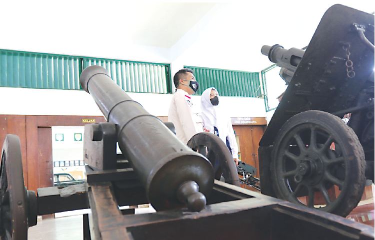 Pengunjung Museum Brawijaya, Malang melihat koleksi meriam peninggalan Portugis, kemarin (12/10). (Darmono/Radar Malang)