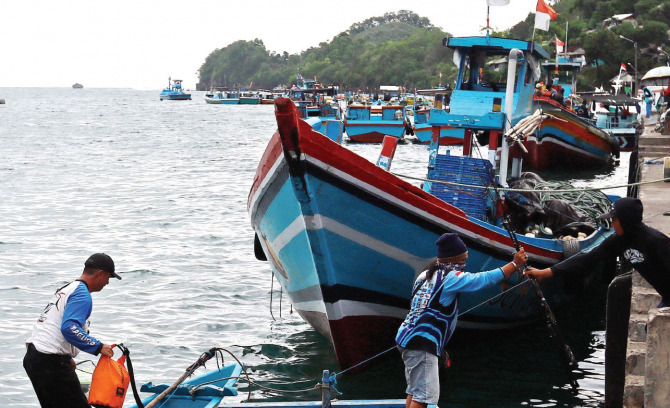 Para nelayan di pantai Sendangbiru, Kecamatan Sumbermanjing Wetan, Kabupaten Malang, mempersiapkan perahu untuk melaut. (Darmono/Radar Malang)