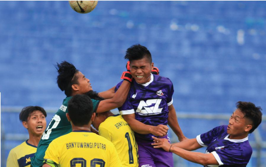 Para pemain NZR Sumbersari FC berjibaku hadapi pemain Banyuwangi Putera pada laga uji coba beberapa waktu lalu. (NZR Sumbersari/ist)