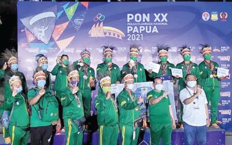 Atlet paralayang Jatim selebrasi selesai meraih juara umum. Enam di antara atlet tersebut berasal dari Kota Batu. (KONI Kota Batu/ist)