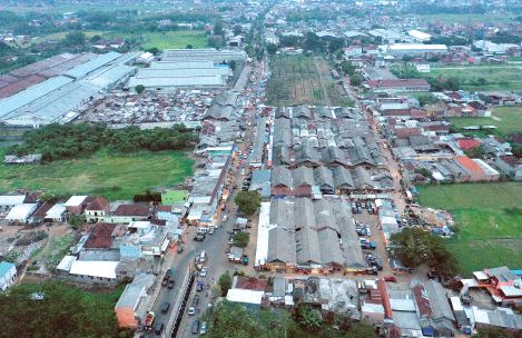 DEADLINE: Kondisi Pasar Induk Gadang difoto dari udara terlihat tidak tertata. Kondisi di dalam pasar juga tidak karuan sehingga butuh segera revitalisasi. (Darmono/Radar Malang)