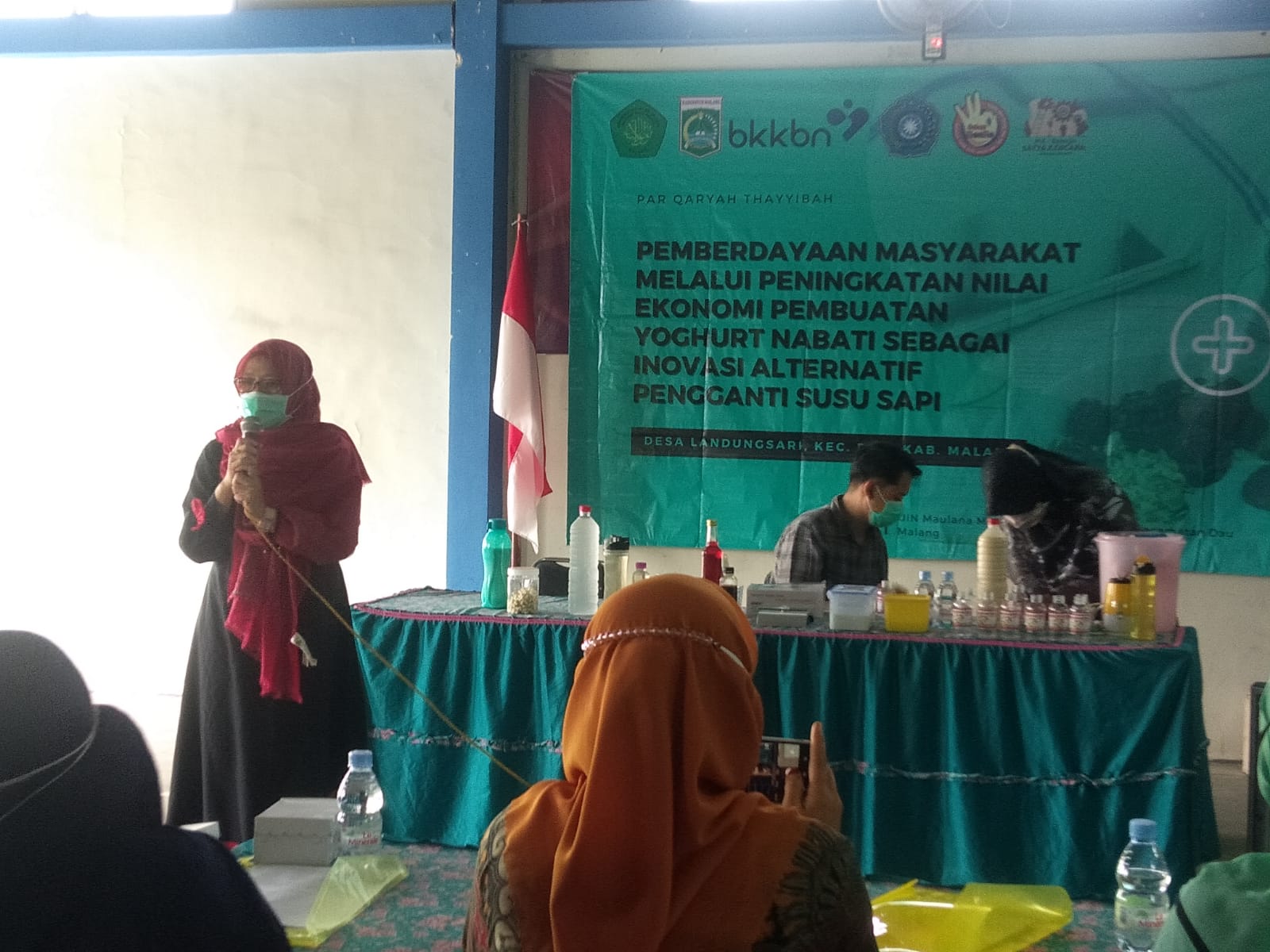 LP2M UIN Maliki Malang menggelar pelatihan pembuatan yogurt di Desa Landungsari Kecamatan Dau pada 21 September lalu. (ist)