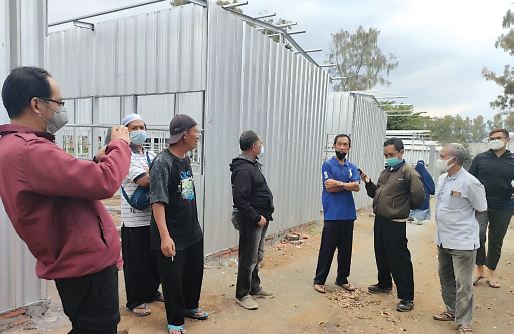 Puluhan pedagang Pasar Besar Batu mendatangi tempat relokasi di sekitar Stadion Brantas, Jumat (15/10).(Nugraha Perdana/Radar Malang)