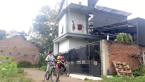 Rumah tempat Fitri ditemukan tewas dan Agung terluka parah di Desa Losari, Kecamatan Singosari, Kabupaten Malang. (Polsek Singosari/ist)