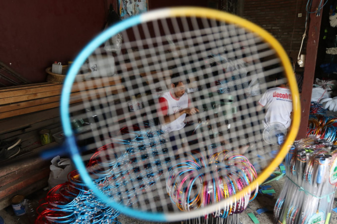 PROSES pembuatan raket di Home Industri Racket Kelurahan Balearojosari, Sukun.    Kini mengalami peningkatan produksi ke angka 75 persen. (darmono/radar malang)