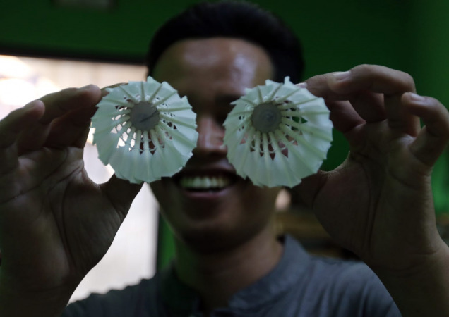 PRODUKSI Shuttlecock justru masih menurun akibat terkendala bahan. Para produsen di Kota Malang pun kesulitan untuk memenuhi permintaan yang banyak. (darmono/radar malang)
