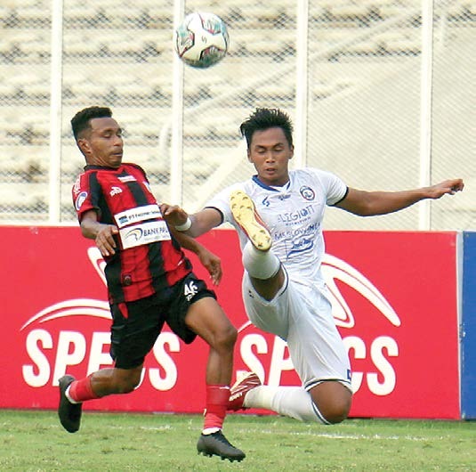 Bagas Adi Nugroho menghalau bola yang dibawa penyerang Persipura Jayapura Todd Rivaldo Ferre dalam laga rabu lalu (29/9). (Haritsah Almudatsir/Jawa Pos)