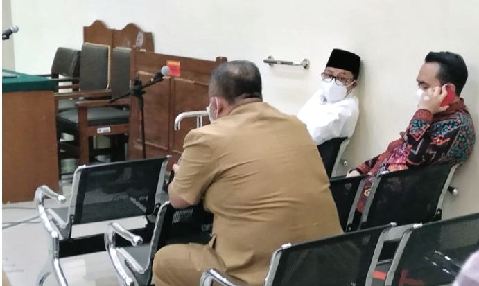 Wali Kota Malang, SUtiaji (baju putih) didenda Rp 25 juta karena terbukti melakukan pelanggara PPKM saat gowes ke Kondang Merak (Ubaidillah/Radar Malang)