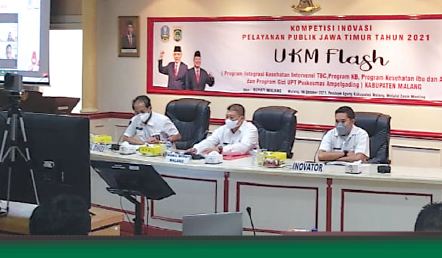 Wakil bupati Malang Didik Gatot Subroto (tengah) berkoordinasi terkait inovasi UKM Flash di Pendapa Agung Kabupaten Malang kemarin. (ist)