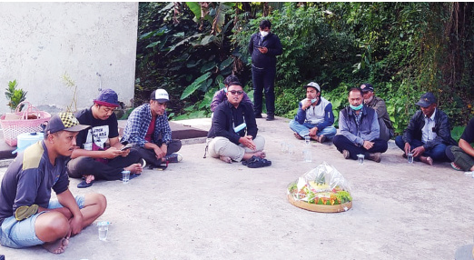 Walhi Jatim melakukan diskusi bersama warga dan pemuda di Sumber Umbul Gemulo, Desa Bulukerto pada 15 Oktober lalu.(WALHI Batu/ist)