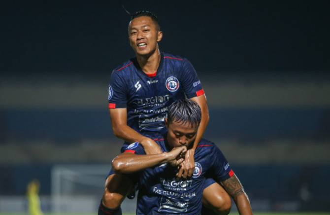 Kushedya Hari Yudo (bawah) melakukan selebrasi usai mencetak gol (Riana Setiawan/Jawapos/ist)