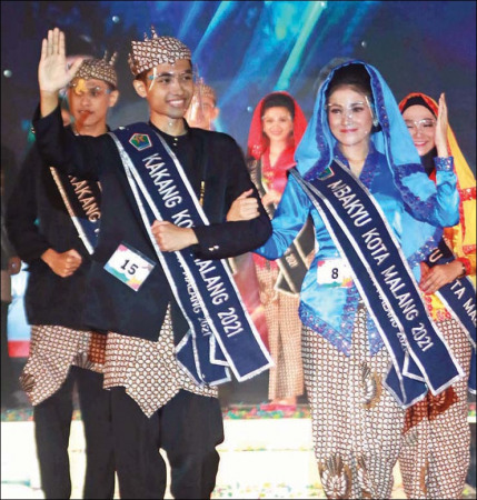 Elang Orvala Tony Putra (kiri) dan Bella Berlinda Putri Widodo usai dinobatkan sebagai Kakang Mbakyu 2021 di Hotel Grand Mercure Senin (8/11). (Suharto/Radar Malang)