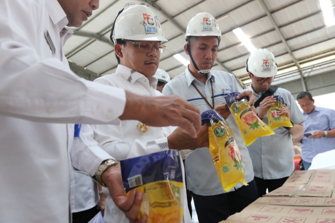 Wali Kota Malang Sutiaji saat meninjau stok minyak goreng noncurah sebelum pandemi. (Darmono/Radar Malang)