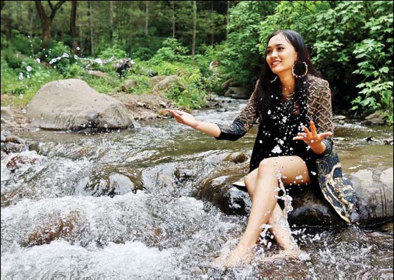 Salah satu wisatawan menikmati kesejukan air di bumi perkemahan Bedengan, beberapa waktu lalu (Darmono/Radar Malang)