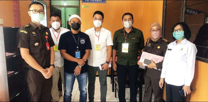 Eks Kades Tegalrejo Ari Ismanto (tiga dari kiri) bersama tim Kejari Kabupaten Malang dan PT PN XII Kebun Pancursari di LP Lowokwaru, kemarin (3/11). (ist)