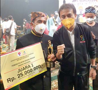M. Syukron Mahmud (kiri) menerima penghargaan dari Kementerian Pemuda dan Olahraga di Jakarta, Oktober lalu. (ist)