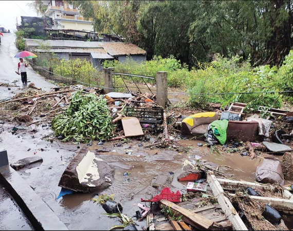 Serpihan tembok, kayu, batu dan barang lain berserakan di jalan Dusun Gintung, Desa Bulukerto. (Suherman for Radar Batu)