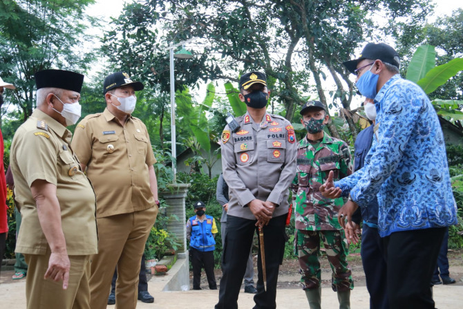 ANTISIPASI BENCANA: dari kiri, Bupati Malang H M. Sanusi, Wakil Bupati Malang Didik Gatot Subroto, dan Kapolres Malang AKBP R. Bagoes Wibisono berkoordinasi usai penyerahan tali asih kepada keluarga korban longsor, kemarin.