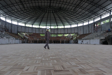 INFRASTRUKTUR: Salah satu pekerja memeriksa bangunan GOR indoor Stadion Kanjuruhan, beberapa waktu lalu. Meski belum tuntas, proyek ini sudah menghabiskan dana Rp 15 miliar.