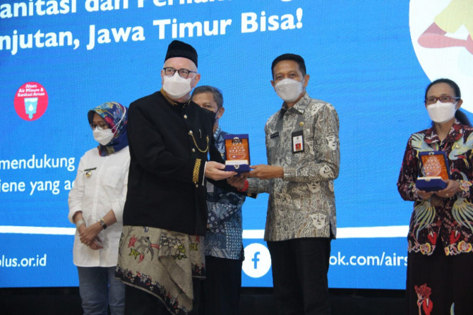 PROGRAM AIR BERSIH: Sekda Kabupaten Malang Dr Ir Wahyu Hidayat MM (dua dari kanan) menerima cenderamata dari perwakilan USIAD IUWASH Plus, kemarin.