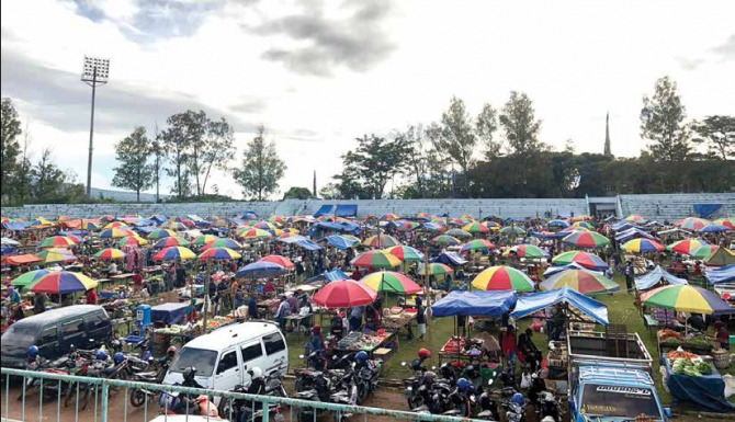 Para pedagang pasar pagi Batu mulai menempati lahan relokasi sementara di Stadion Brantas sejak (11/11/2021) lalu. (Ulfa/Radar Malang)