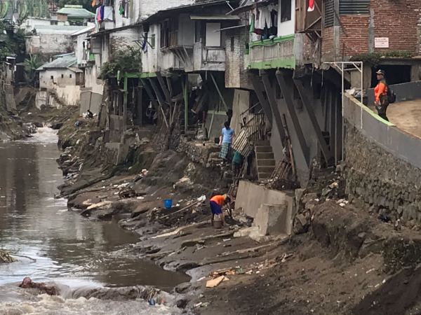 BAHAYA: Daerah bantaran sungai di Kampung Putih ini menjadi salah satu kawasan yang terdampak banjir bandang beberapa waktu lalu (Dok/Radar Malang)