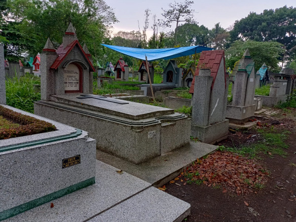 Salah satu makam noni Belanda di TPU Sukun ini dibongkar oleh pengelola sebab pihak keluarga sudah lama tidak melakukan konfirmasi. (Bayu Suryo/Radar Malang)