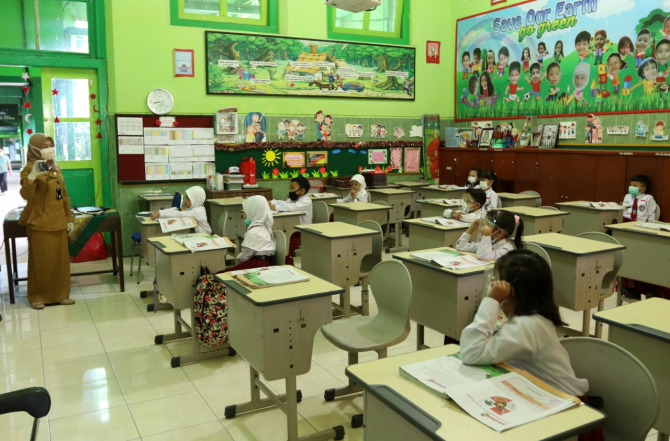 Ilustrasi: Siswa di SD Kauman melaksanakan pembelajaran tatap muka terbatas dengan protokol kesehatan yang ketat. (Darmono/Radar Malang)
