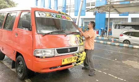 ILUSTRASI: Kondisi pandemi dan cuaca serta bencana alam di Kota Batu juga berpengaruh terhadap kelangsungan bekerja para awak angkot. (dok/radar malang)