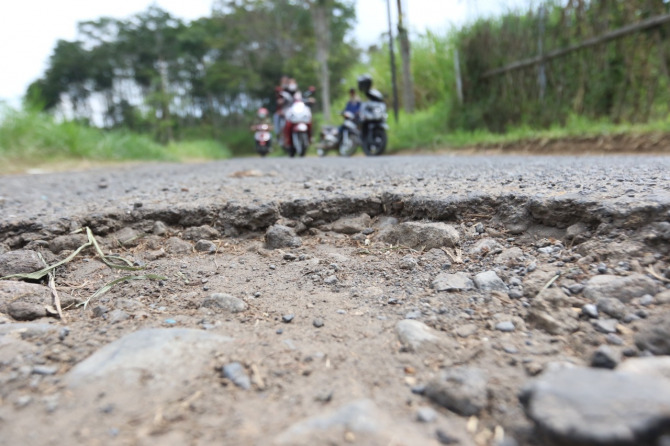 Ilustrasi: Jalan rusak di salah satu desa di Kecamatan Wagir, Kabupaten Malang ini dipotret sekitar dua bulan lalu. Jalan desa seperti inilah yang perbaikannya akan dipriroritaskan oleh DPUBM Kabupaten Malang. (Darmono/Radar Malang)