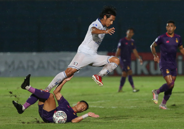 PUNYA RESEP: Hanif Sjahbandi (kanan) saat turun di laga Arema FC, beberapa waktu lalu. (Ahmad Khusaini / Jawa Pos)