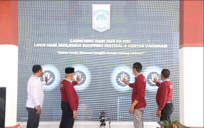 Bupati Malang Drs H M Sanusi MM (dua dari kiri) resmi melaunching Hari Jadi ke-1261 di Kecamatan Donomulyo, Senin (1/11)