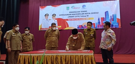 Bupati Malang H M. Sanusi menandatangni draf penyusunan masterplan Kota Cerdas, kemarin (16/11)