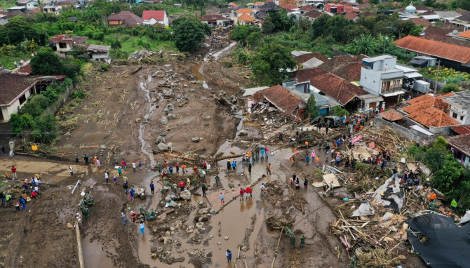 Beberapa rumah warga di Desa Bulukerto, Kecamatan Bumiaji mengalami kerusakan parah akibat banjir bandang yang terjadi pada Kamis (4/11). (Darmono/Radar Malang)