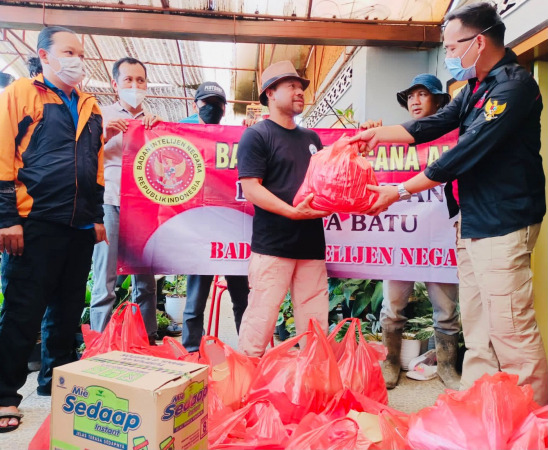 Perwakilan Badan Intelijen Negara (BIN) menyerahkan bantuan sembako pada korban bencana banjir bandang di Kota Batu Sabtu (6/11). (Ist)
