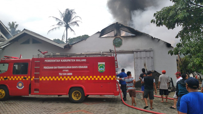 Api melalap bangunan pabrik petis di Dusun Jambon, Desa Pakiskembar, Kecamatan Pakis Minggu (7/11). (Ubaidillah/Radar Malang)