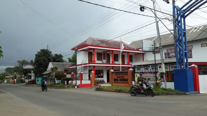 KASUS BENGKOK: Warga melintas depan kantor Desa Kuwolu, Kecamatan Bululawang, kemarin. Hampir semua pegawai di kantor ini sudah diperiksa oleh inspektorat Kabupaten Malang.